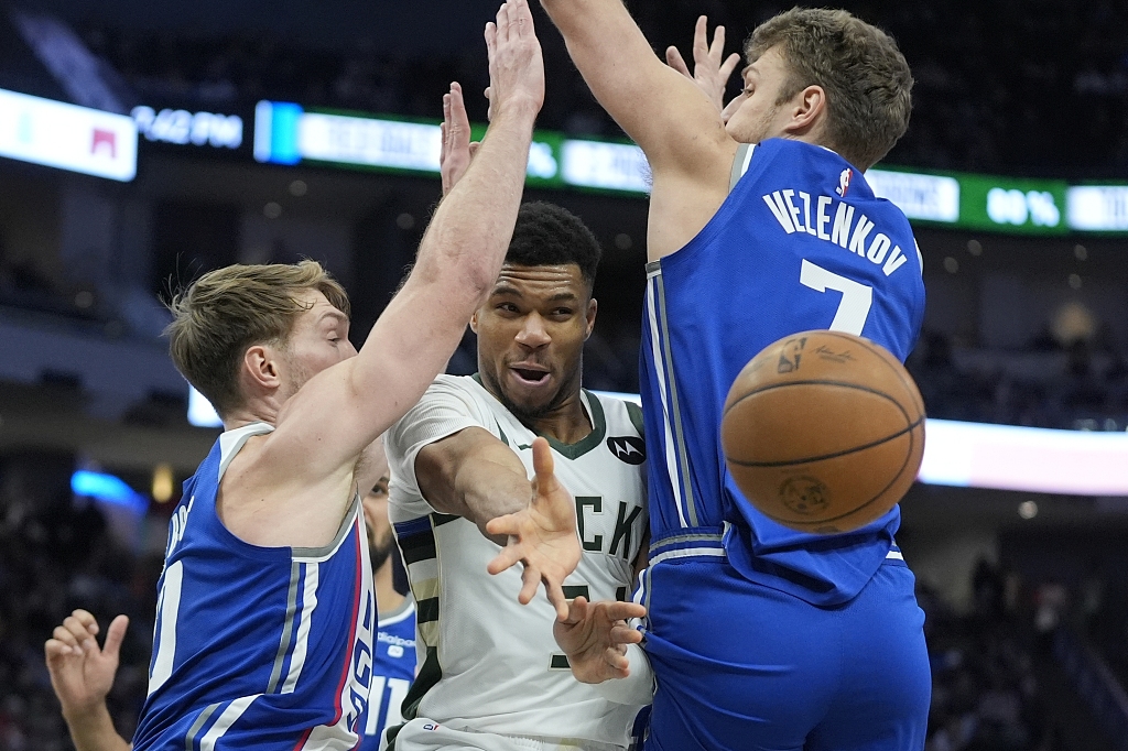 Giannis Antetokounmpo (C) of the Milwaukee Bucks passes in the game against the Sacramento Kings at Fiserv Forum in Milwaukee, Wisconsin, January 14, 2024. /CFP