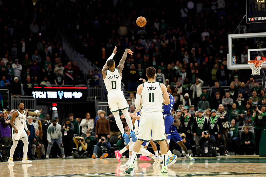 Damian Lillard (#0) of the Milwaukee Bucks shoots to beat the buzzer in the game against the Sacramento Kings at Fiserv Forum in Milwaukee, Wisconsin, January 14, 2024. /CFP