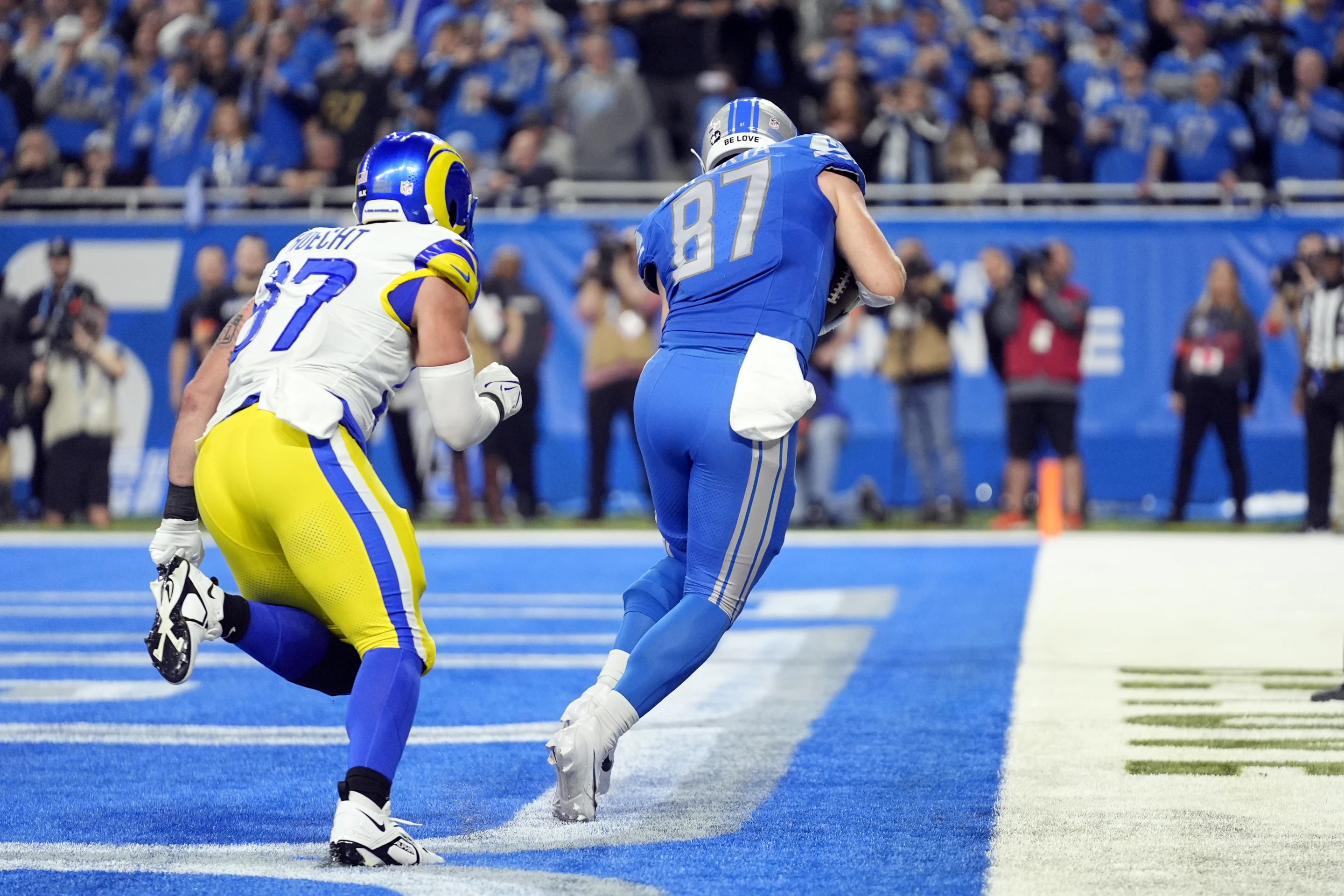 Tight end Sam LaPorta (#87) of the Detroit Lions scores a touchdown in the National Football Conference Wild Card Game against the Los Angeles Rams at Ford Field in Detroit, Michigan, January 14, 2024. /AP