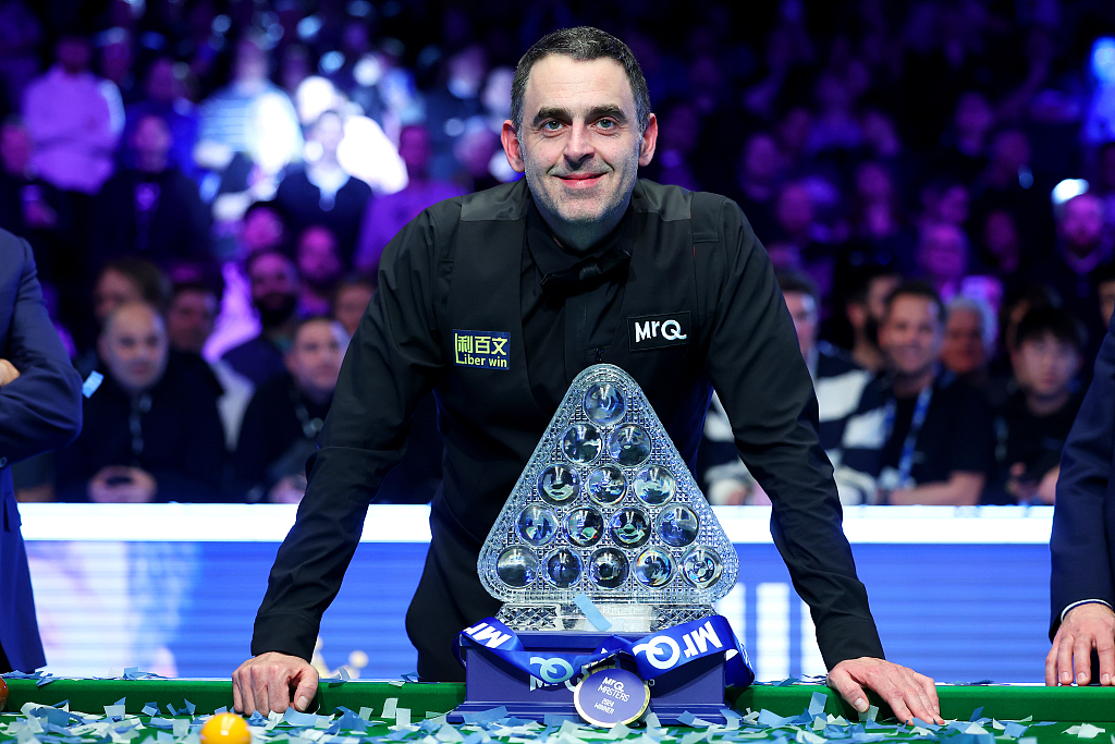 Ronnie O'Sullivan of England poses for a photo with the Paul Hunter Trophy after winning the Snooker Masters title at Alexandra Palace in London, England, January 14, 2024. /CFP