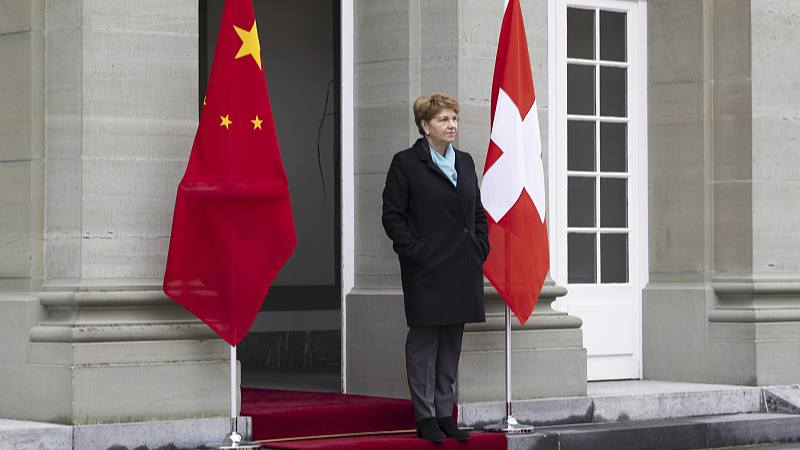 Swiss President Viola Amherd waits for the arrival of Chinese Premier Li Qiang in Kehrsatz, Switzerland, January 15, 2024. /CFP