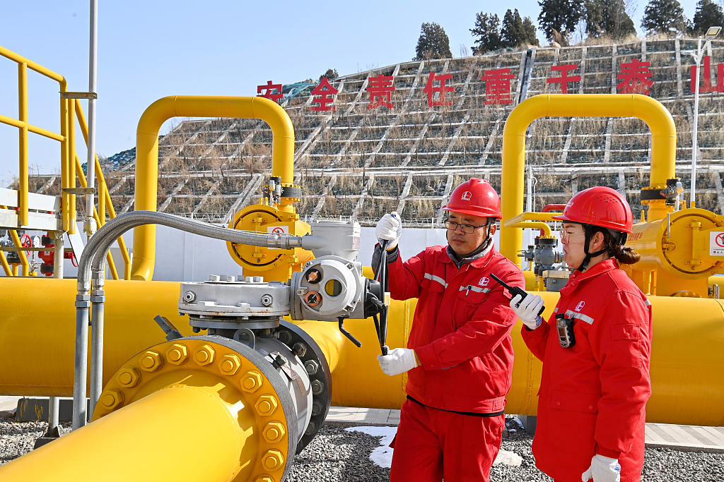 Employees of Jinan Branch of Sinopec carry out safety inspection of natural gas transmission equipment in Jinan City, east China's Shandong Province. /CFP 