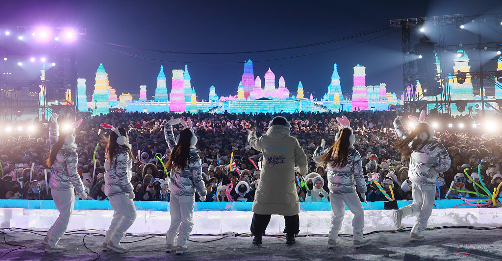 More than 10,000 tourists join an outdoor disco carnival on a cold winter evening in temperatures as low as -24℃ at Harbin Ice and Snow World on December 23, 2023. /CFP