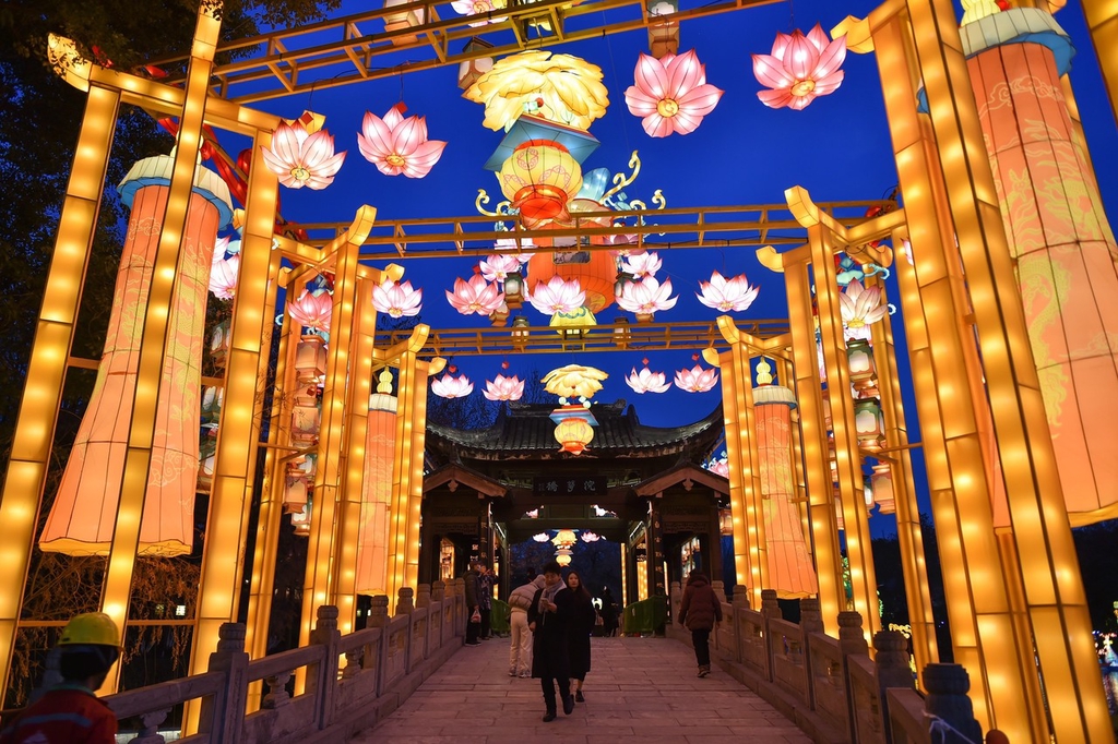 A photo shows a bridge decorated with lanterns at Bailuzhou Park in Nanjing, Jiangsu on January 15, 2024. /IC