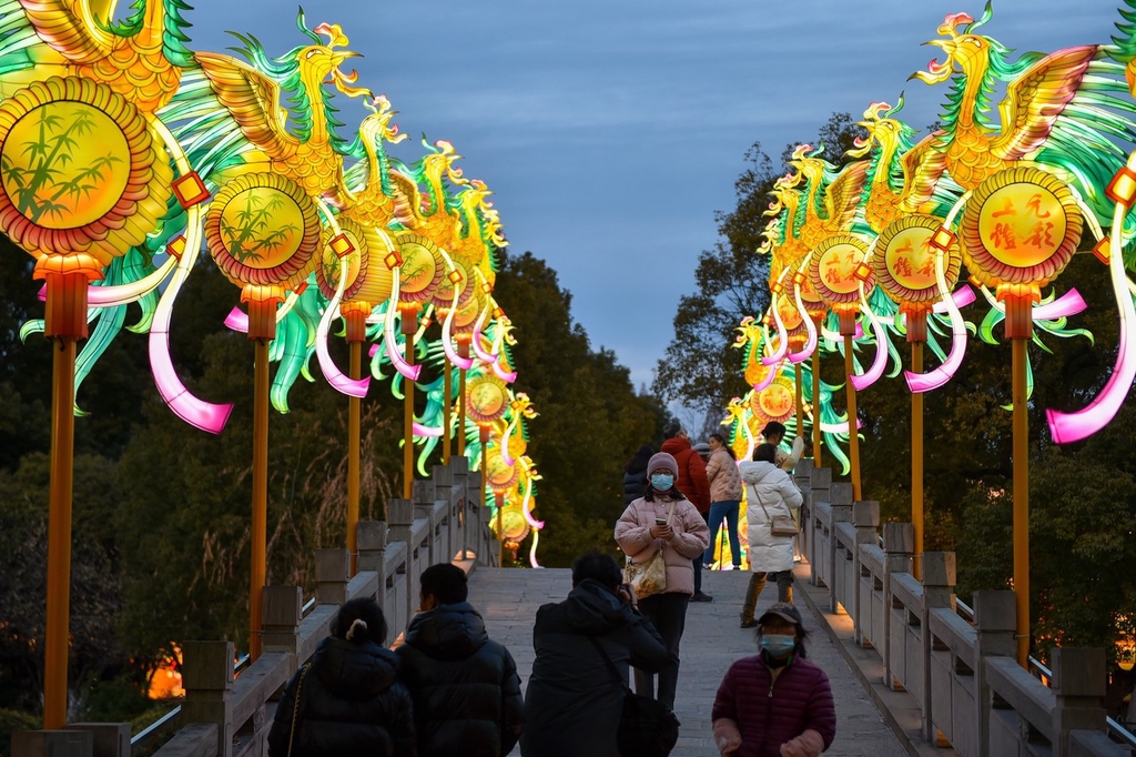 A photo shows a bridge decorated with lanterns at Bailuzhou Park in Nanjing, Jiangsu on January 15, 2024. /IC