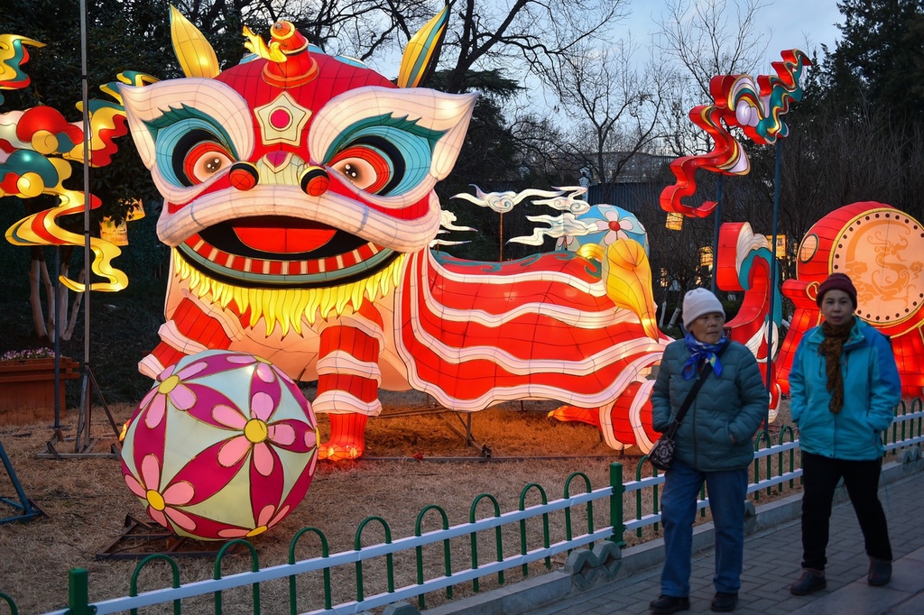 A photo taken on January 15, 2024 at Bailuzhou Park in Nanjing, Jiangsu shows a lantern in the shape of a mythological creature. /IC