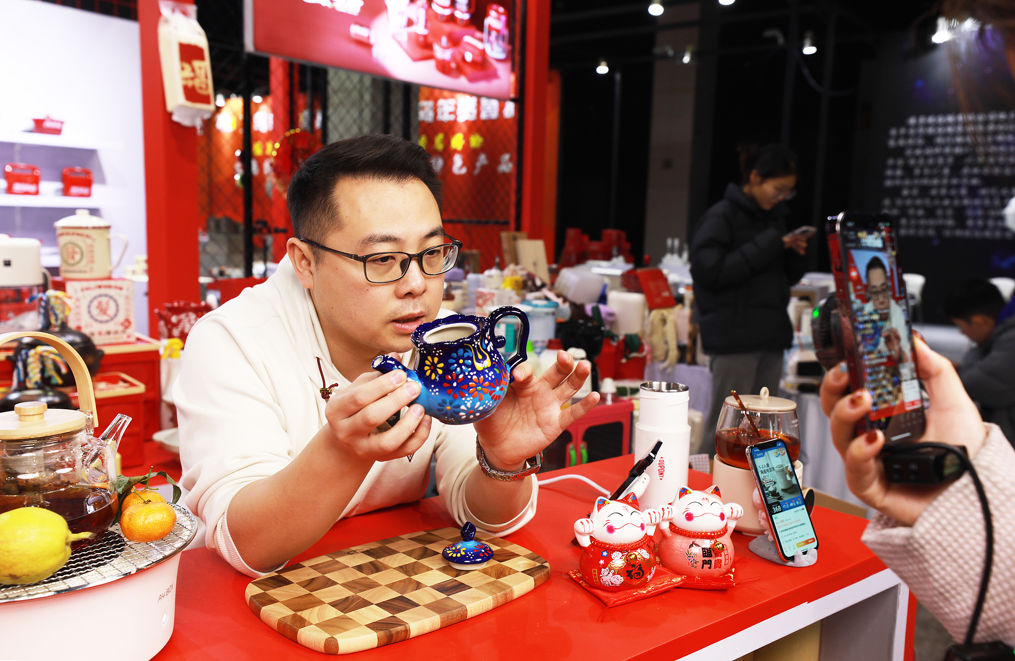 Livestreaming products at Yiwu International Expo Center in Yiwu, east China's Zhejiang Province, January 13, 2024. /CFP