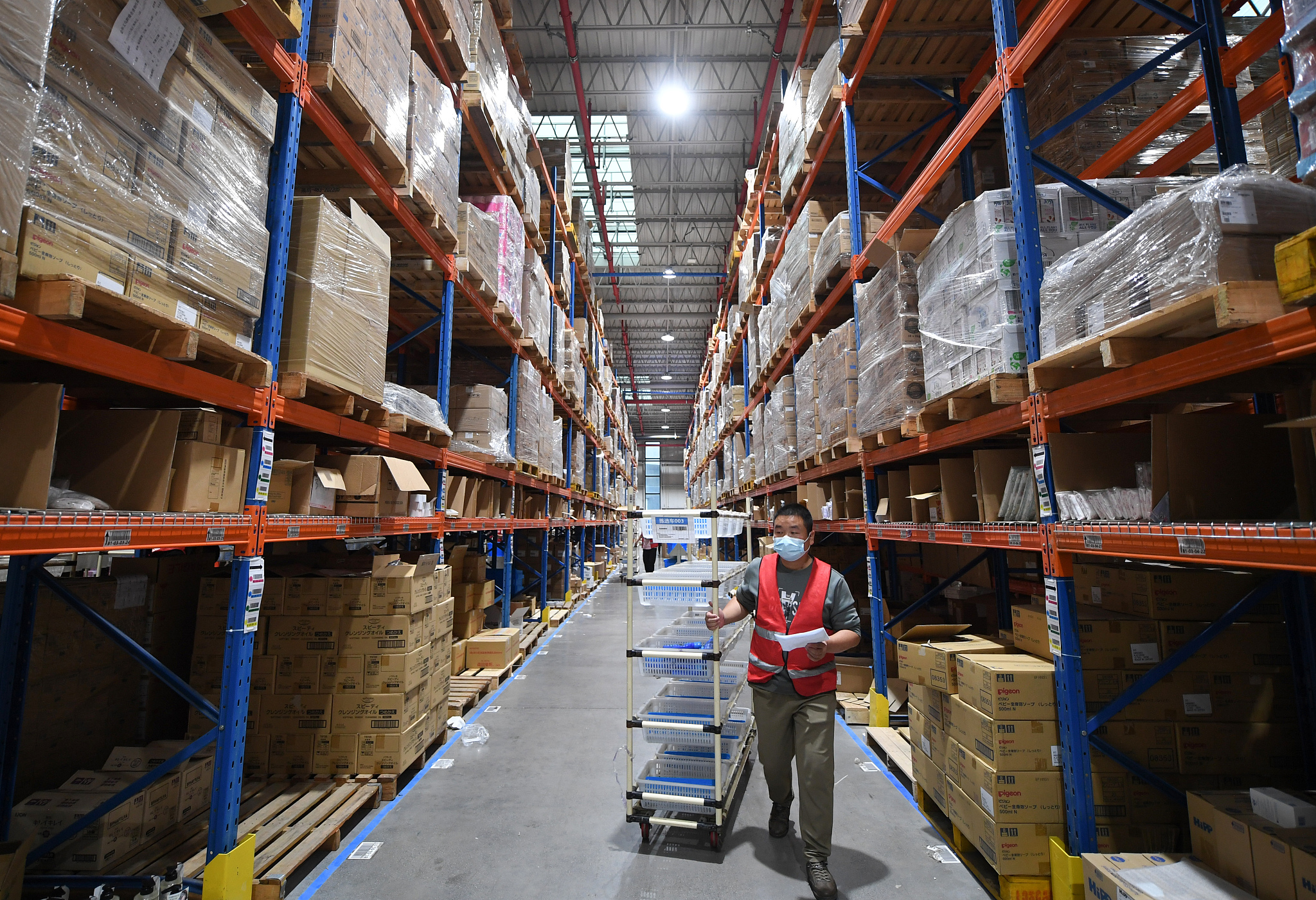 Cainiao Network logistics center for the sorted imported goods to the packaging production line in a warehouse in Yiwu, November 2, 2022. /CFP
