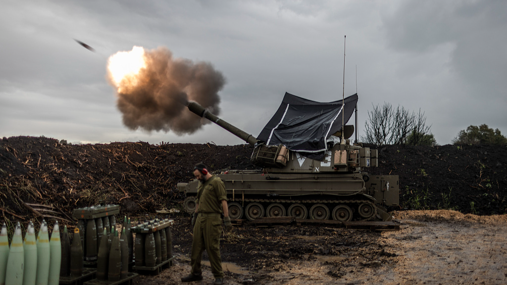 Israeli artillery soldiers fire a mobile howitzer in the north of Israel, near the border with Lebanon, January 15, 2024. /CFP