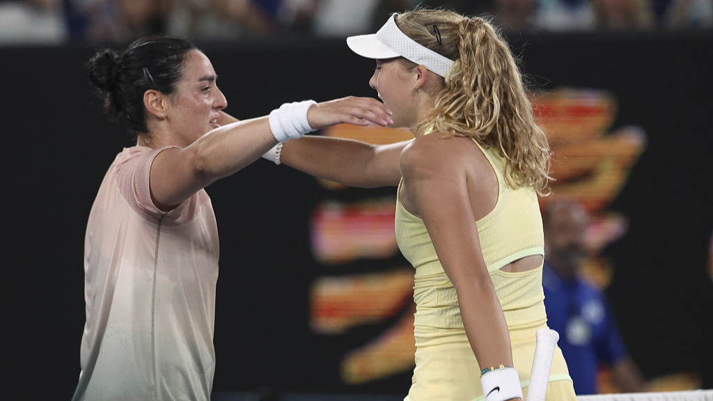 Ons Jabeur (L) congratulates Mirra Andreeva after their second-round clash at the Australian Open in Melbourne, Australia, January 17, 2024. /CFP