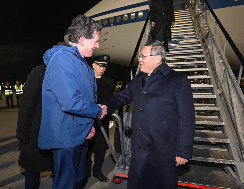 Chinese Premier Li Qiang is greeted by Irish Minister for the Environment, Climate and Communications and Minister for Transport Eamon Ryan, upon his arrival at Dublin Airport for an official visit to Ireland in Dublin, Ireland, January 16, 2024. /Xinhua