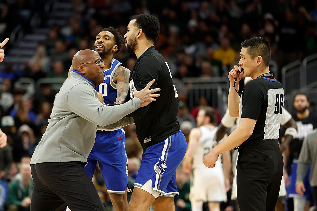 Sacramento Kings head coach Mike Brown (L) is held back by players after charging at referee Intae Hwang (#96) during the second half of the NBA game against the Milwaukee Bucks at Fiserv Forum in Milwaukee, January 14, 2024. /CFP