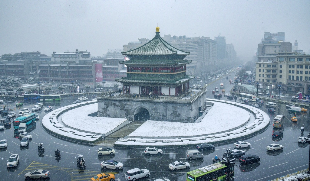 A photo shows the grounds of the Xi'an Bell Tower covered in snow in Xi'an, Shaanxi Province on January 16, 2024. /IC