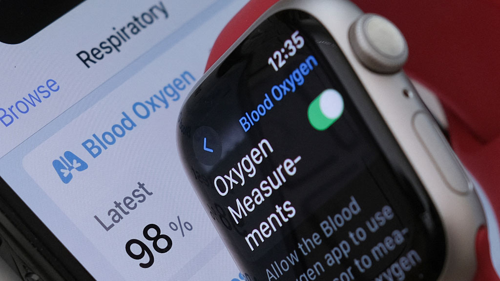 An Apple Watch 9 displays the blood-oxygen level detection settings, Los Angeles, U.S., December 26, 2023. /CFP