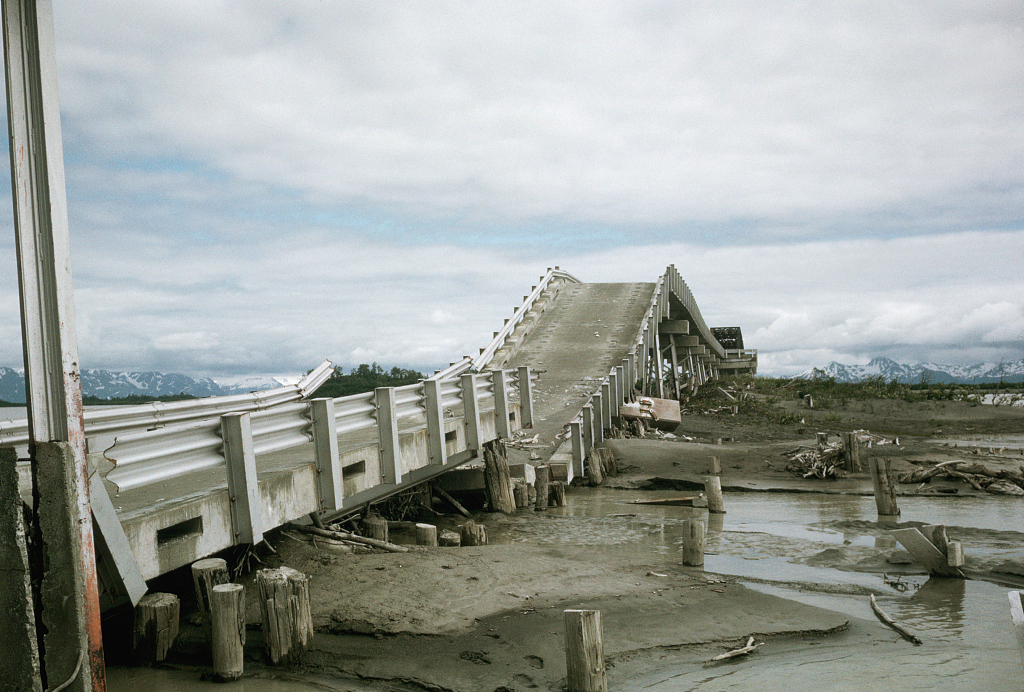 A bridge was damaged by an earthquake in Alaska, U.S. /CFP