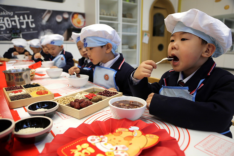 Children enjoy Laba congee at a school in Lianyungang, Jiangsu Province, January 17, 2024. /CFP