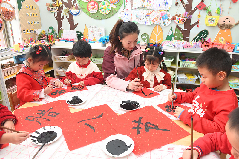 Children practice calligraphy to celebrate the Laba Festival in Shijiazhuang, Hebei Province, January 17, 2024. /CFP