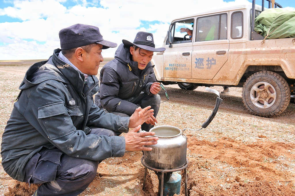 The patrol personnel in charge of preventing poaching at Sanjiangyuan National Park in Qinghai Province preparing to cook. /CFP