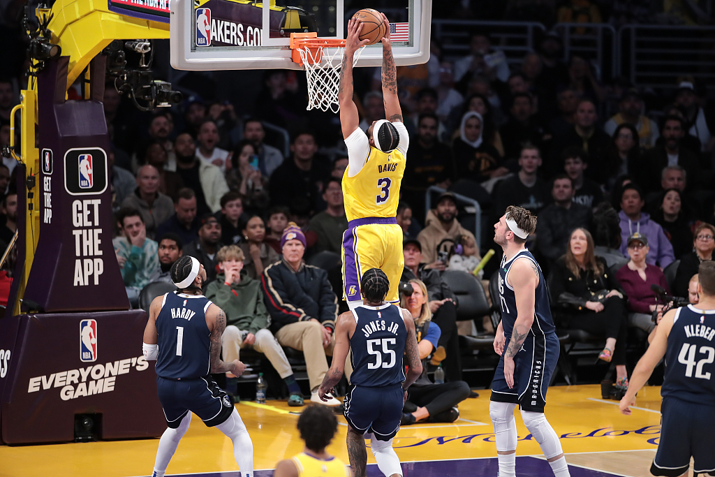 Anthony Davis (#3) of the Los Angeles Lakers dunks in the game against the Dallas Mavericks at Crypto.com Arena in Los Angeles, California, U.S., January 17, 2024. /CFP