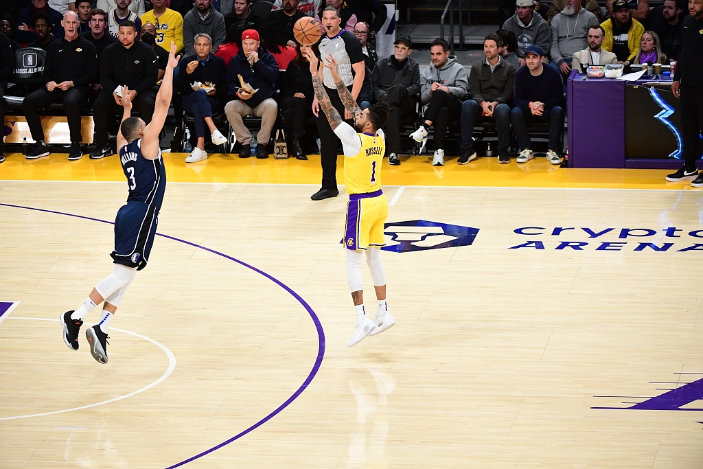 D'Angelo Russell (#1) of the Los Angeles Lakers shoots in the game against the Dallas Mavericks at Crypto.com Arena in Los Angeles, California, U.S., January 17, 2024. /CFP