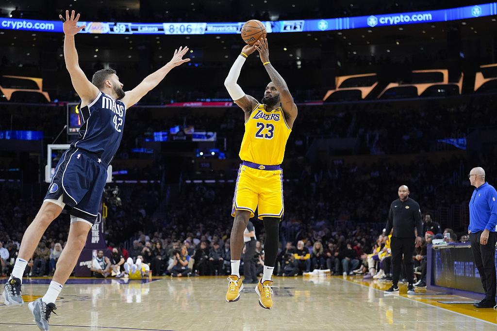 LeBron James (#23) of the Los Angeles Lakers shoots in the game against the Dallas Mavericks at Crypto.com Arena in Los Angeles, California, U.S., January 17, 2024. /CFP