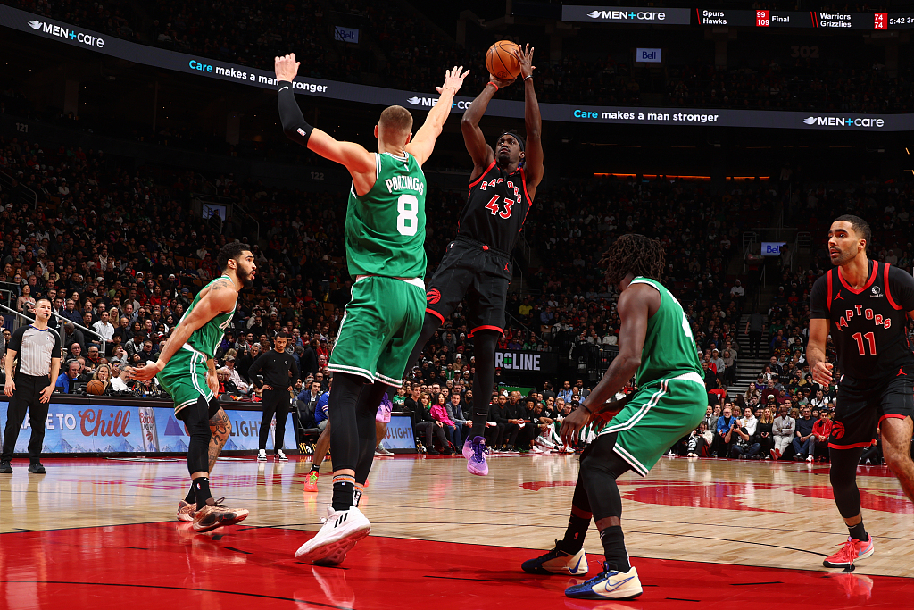 Pascal Siakam (#43) of the Toronto Raptors shoots in the game against the Boston Celtics at Scotiabank Arena in Toronto, Canada, January 15, 2024. /CFP