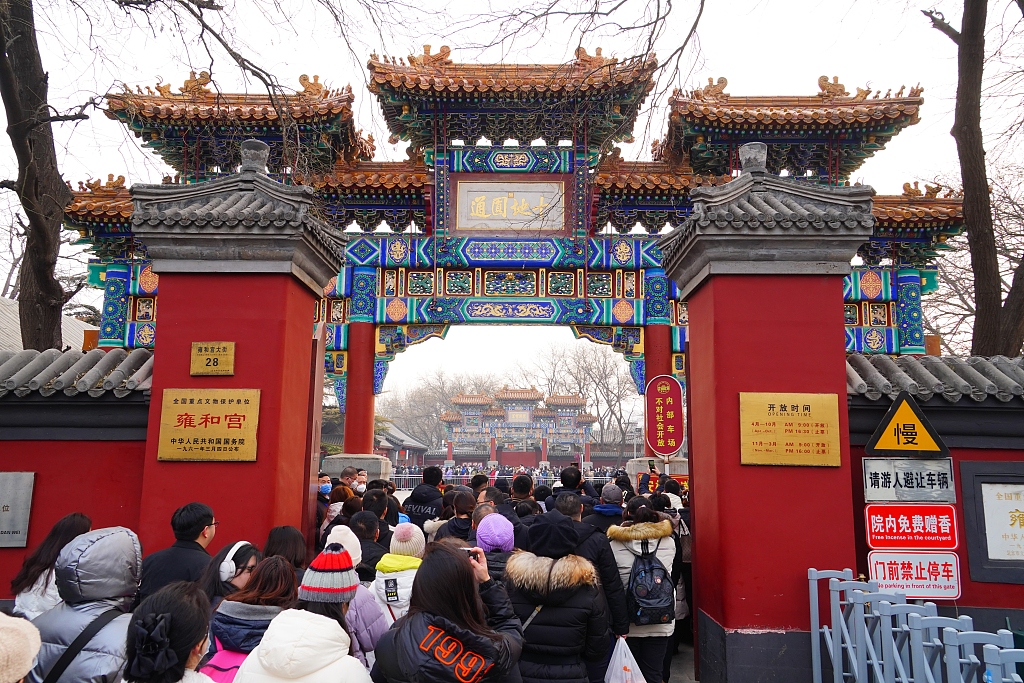 People queue in the early morning to enter Beijing's Lama Temple, or Yonghe Lamasery, as monks distribute free Laba congee to visitors on January 18, 2024. /CFP