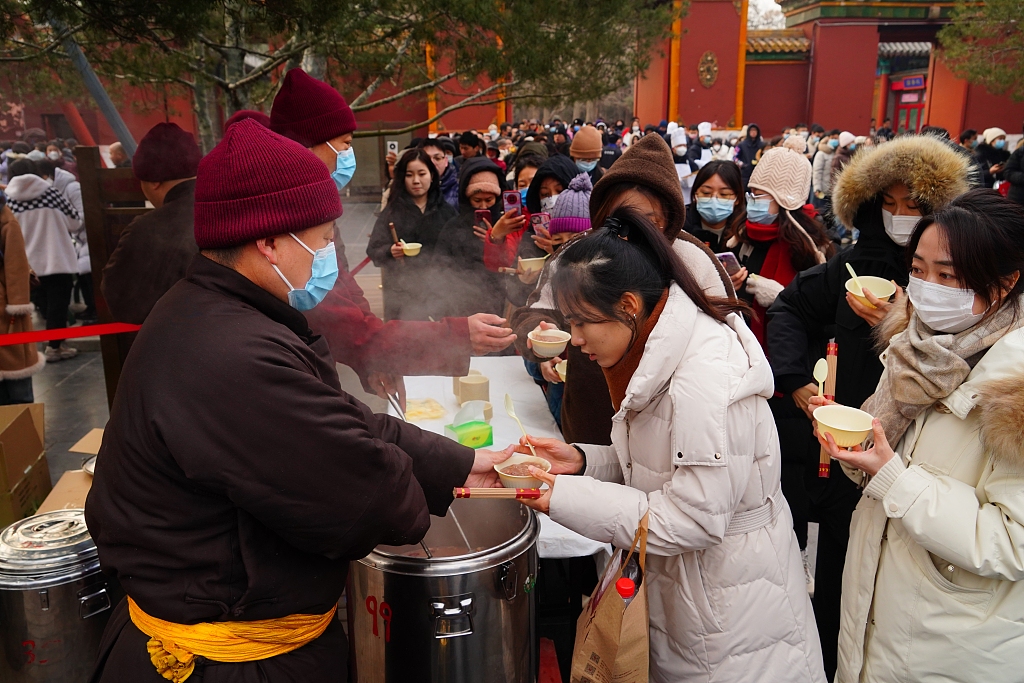 People queue for Laba congee at Beijing's Lama Temple on January 18, 2024. /CFP