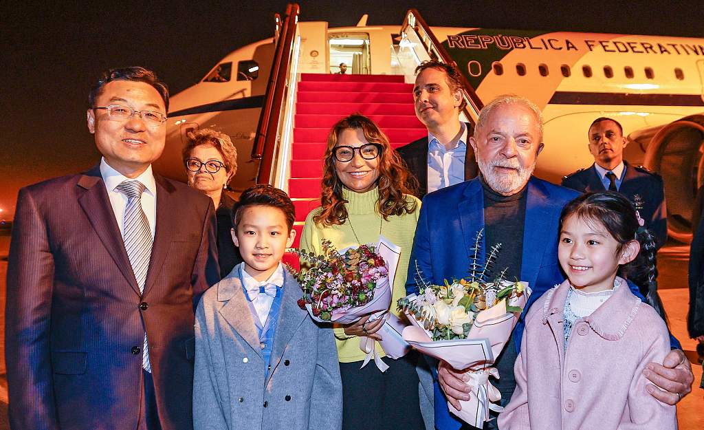 Brazilian President Luiz Inacio Lula da Silva and First Lady Rosangela Lula da Silva pose for a picture during their arrival to Shanghai, east China, for an official visit to the country, on April 12, 2023. /CFP