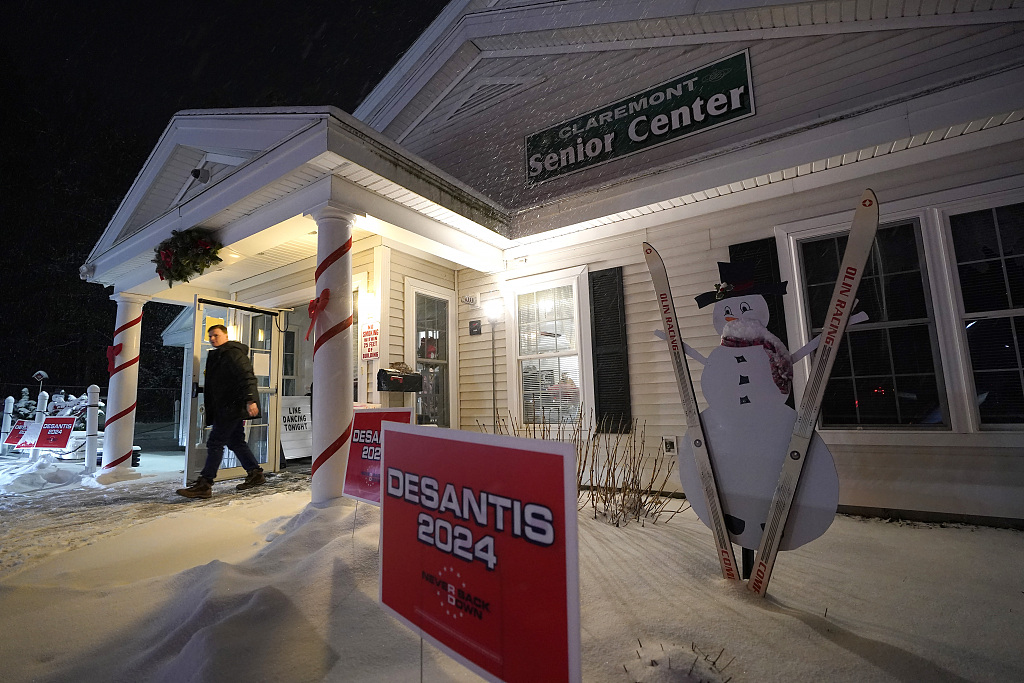 A man leaves a venue after a campaign town hall event for Republican presidential candidate Florida Governor Ron DeSantis was cancelled due to inclement weather, Claremont, New Hampshire, U.S., January 16, 2024. /CFP