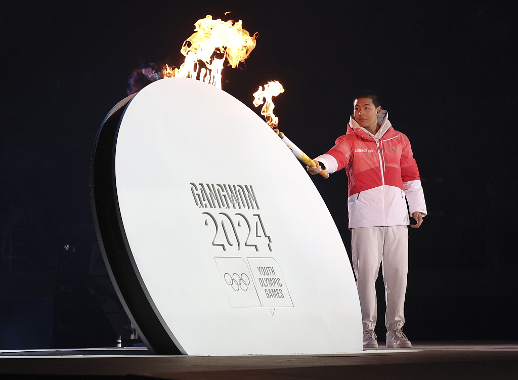 South Korean freestyle skier Lee Jeong-min lights the torch during the opening ceremony of the fourth Winter Youth Olympic Games in Gangneung, Gangwon province, South Korea, January 19, 2024. /CFP