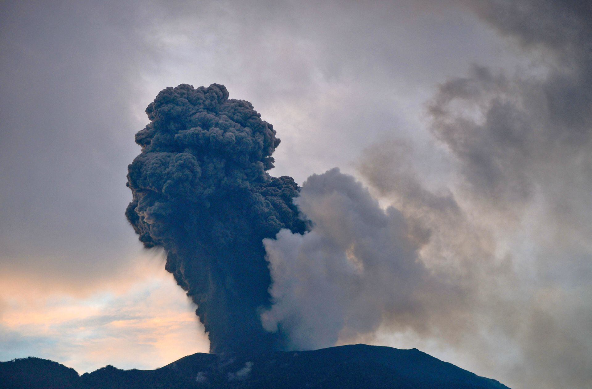 Mount Marapi volcano spews volcanic ash during an eruption as seen from Nagari Bukik Batabuah in Agam, West Sumatra province, Indonesia, January 14, 2024 /Reuters