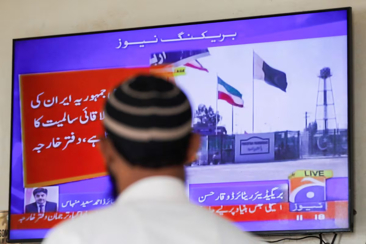 A man looks at a television screen after the Pakistani Foreign Ministry said the country conducted strikes inside Iran targeting separatist militants, two days after Tehran said it attacked Israel-linked militant bases inside Pakistani territory, Karachi, Pakistan, January 18, 2024. /Reuters