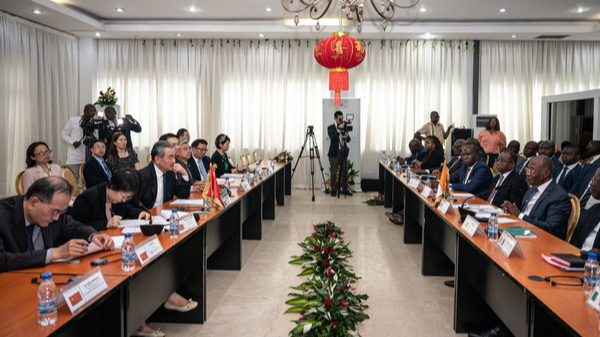 Chinese Foreign Minister Wang Yi, also a member of the Political Bureau of the Communist Party of China Central Committee, holds talks with Minister of Foreign Affairs of Cote d'Ivoire Kacou Houadja Leon Adom in Abidjan, Cote d'Ivoire, January 18, 2014. /Chinese Foreign Ministry