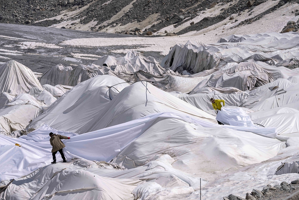 Workers prepare sheets at the Rhone Glacier near Goms, Switzerland, June 15, 2023. The sheets are just a small scale solution and Alpine glaciers are still expected to vanish by the end of the century. /CFP