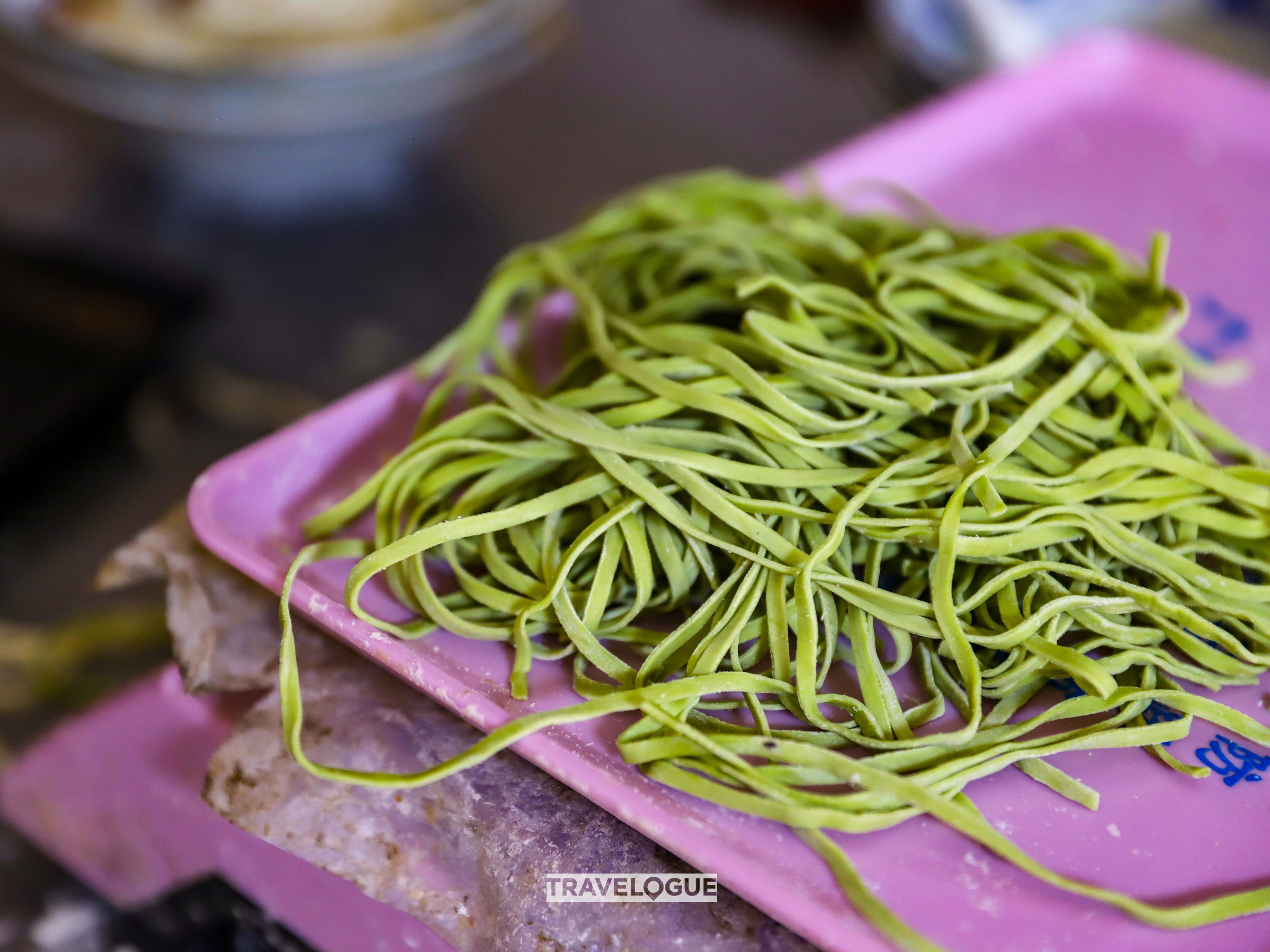 Green tea-infused noodles in Xiamei Village, Fujian /CGTN