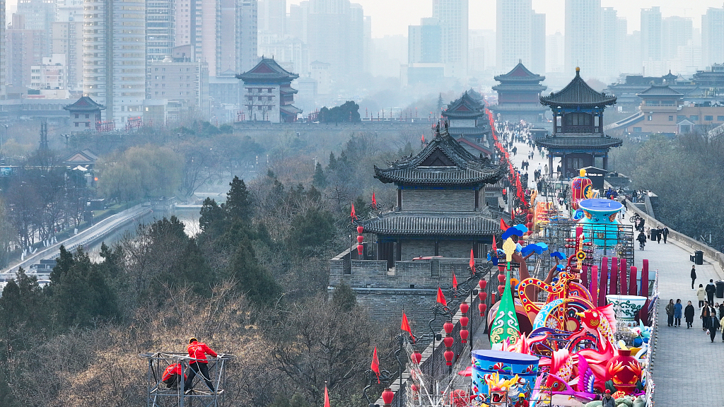 Live: Let's stroll along Xi'an City Wall to feel its historical vibe