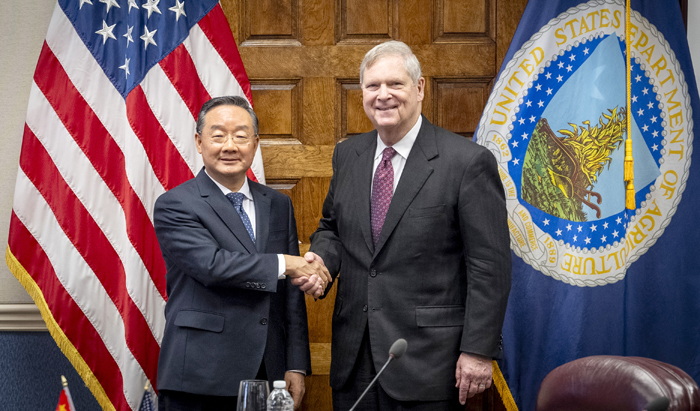 China's Minister of Agriculture and Rural Affairs Tang Renjian (L) shakes hands with U.S. Secretary of Agriculture Tom Vilsack in Washington, D.C., the U.S., January 18, 2024. /China's Ministry of Agriculture and Rural Affairs