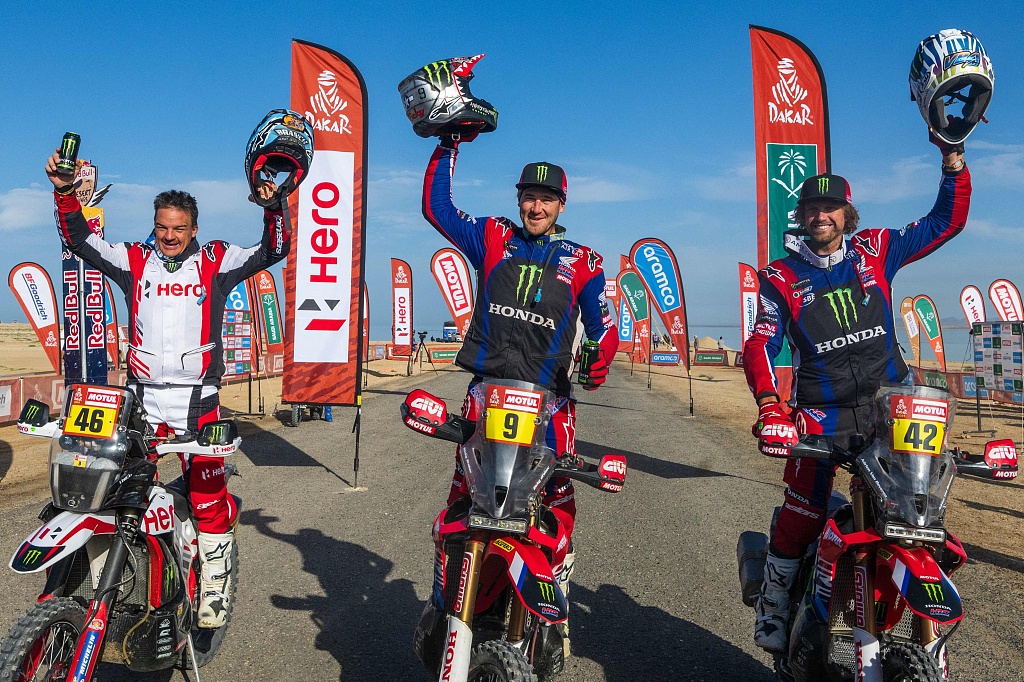 American biker Ricky Brabec (C) celebrates with second-placed Hero Motosports Team Rally's Botswanan biker Ross Branch (L) and third-placed Monster Energy Honda Team's French biker Adrien Van Beveren after their race in Yanbu, Saudi Arabia, January 19, 2024. /CFP