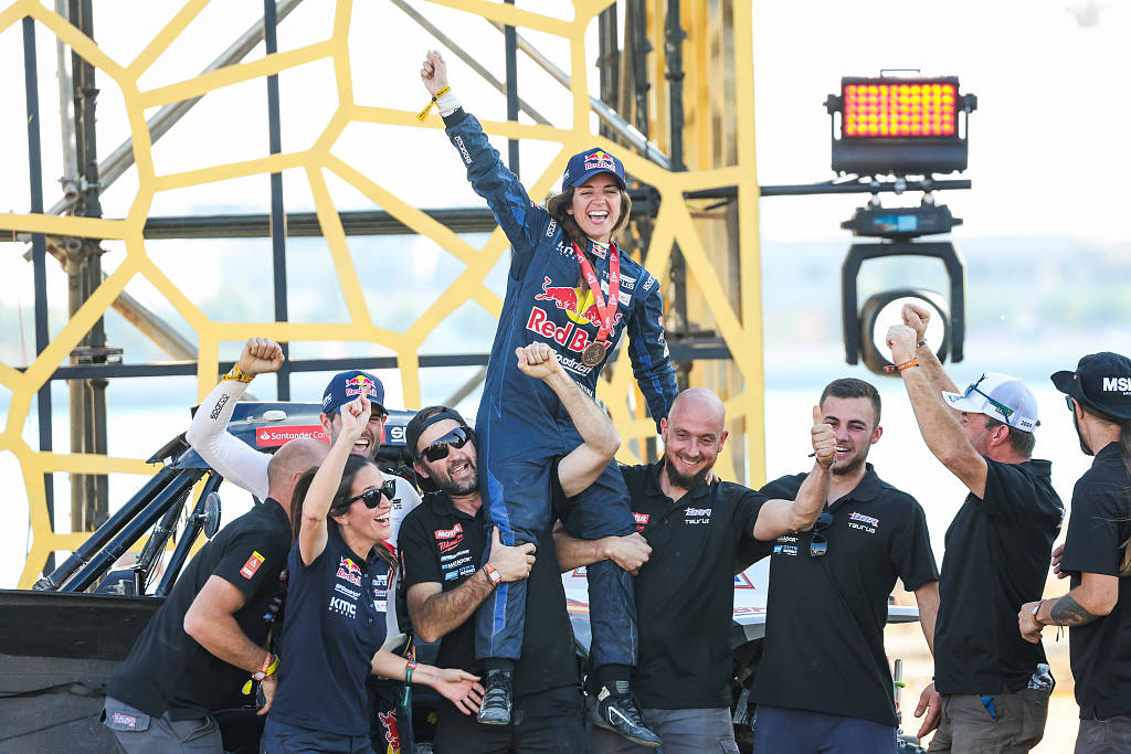 Spain's Cristina Gutierrez Herrero celebrates with the team after winning in the Challenger category during the Dakar Rally in Yanbu, Saudi Arabia, January 19, 2024. /CFP