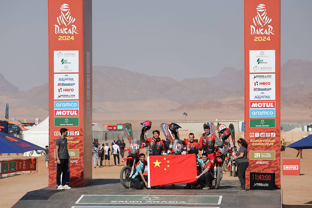 Chinese bikers take a group photo with the national flag prior to the Dakar Rally in Al Ula, Saudi Arabia, January 4, 2024. /CFP