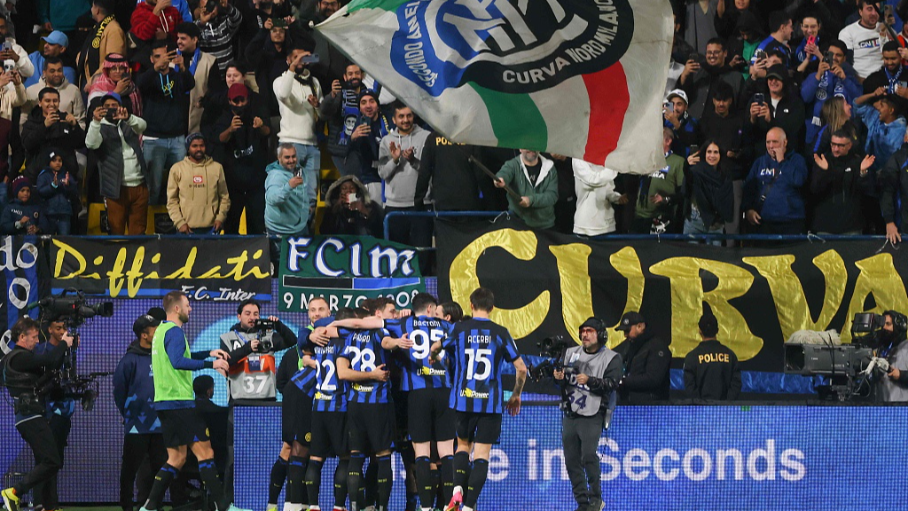 Inter Milan players celebrate during the Italian Super Cup semifinal against Lazio in Riyadh, Saudi Arabia, January 19, 2024. /CFP