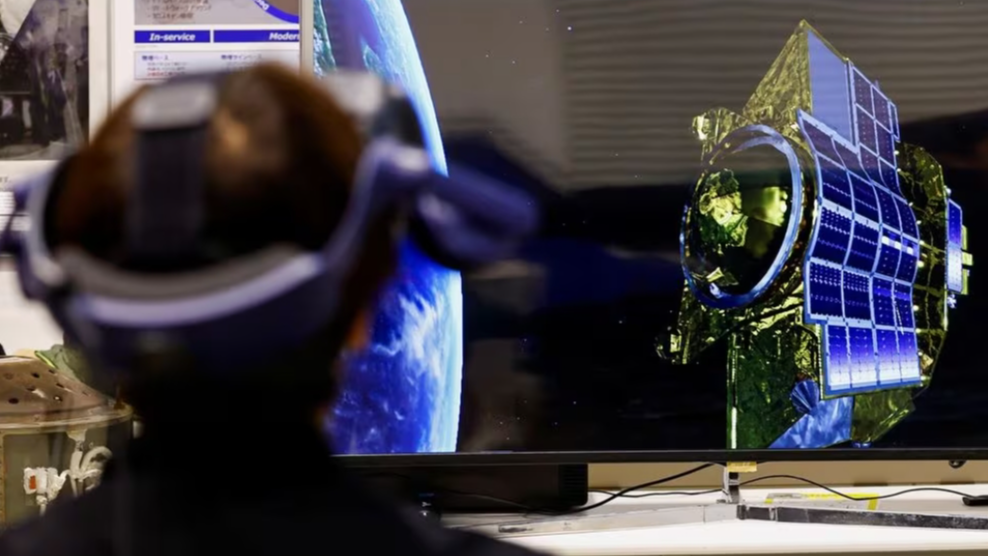 A journalist wearing a VR device tries a simulation of SLIM's moon landing, at Japan Aerospace Exploration Agency's facility, in Sagamihara, south of Tokyo, Japan, January 19, 2024. /Reuters