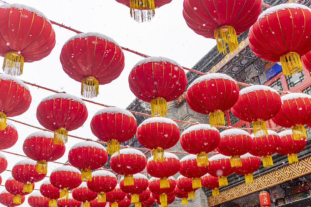 White snow covers the top of red lanterns in Tianjin on January 17, 2024, presenting a beautiful sight. /CFP