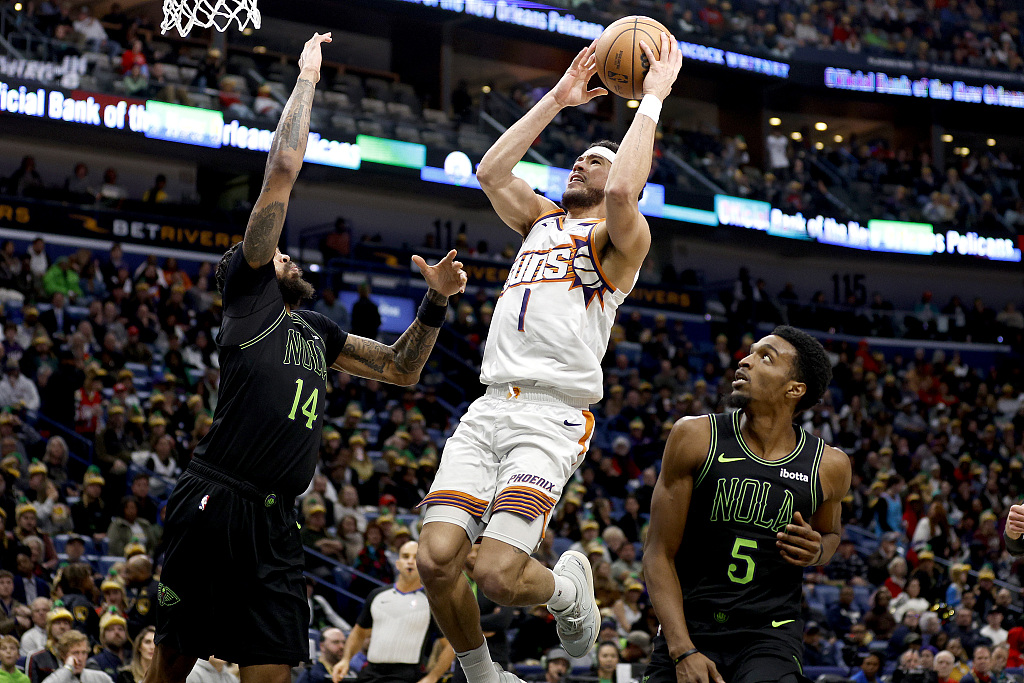 Devin Booker (#1) of the Phoenix Suns shoots in the game against the New Orleans Pelicans at Smoothie King Center in New Orleans, Louisiana, January 19, 2024. /CFP