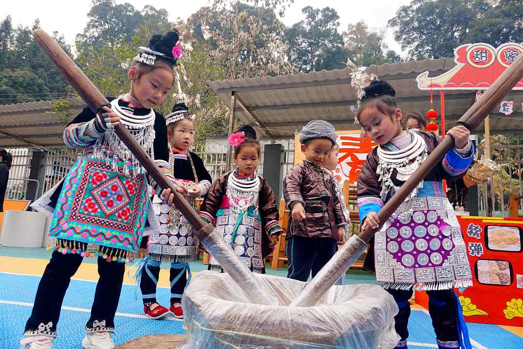 Children learn how to make ciba, a sticky rice cake, in Congjiang County, Qiandongnan Miao and Dong Autonomous Prefecture, Guizhou Province. /CFP