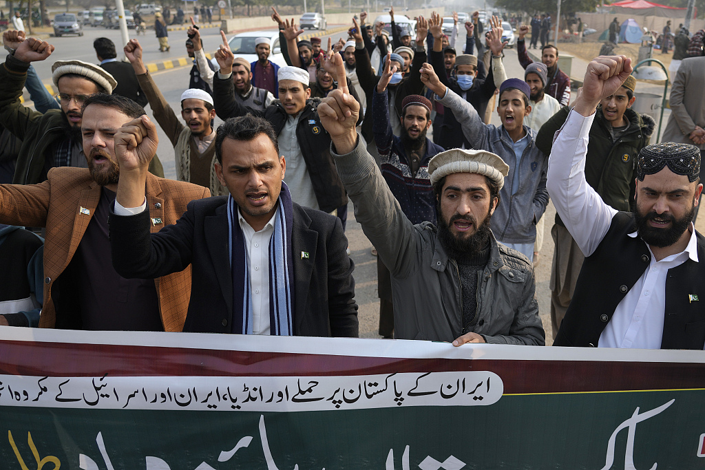 Pakistanis chant slogans at a demonstration to condemn Iran strike in the Pakistani border area, in Islamabad, Pakistan, Thursday, January 18, 2024. /CFP