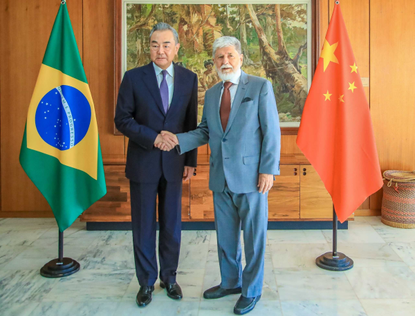 Chinese Foreign Minister Wang Yi (L) meets with Celso Amorim, advisor to Brazilian President Luiz Inacio Lula da Silva in Brasilia, Brazil, January 19, 2024. /Chinese Foreign Ministry