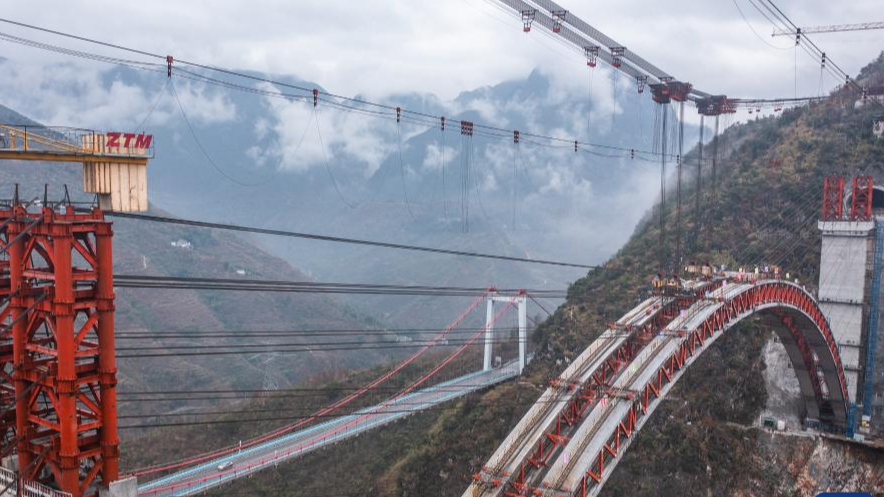 The construction site of Wumengshan grand bridge on Nayong-Qinglong Expressway in southwest China's Guizhou Province, January 11, 2024. /Xinhua