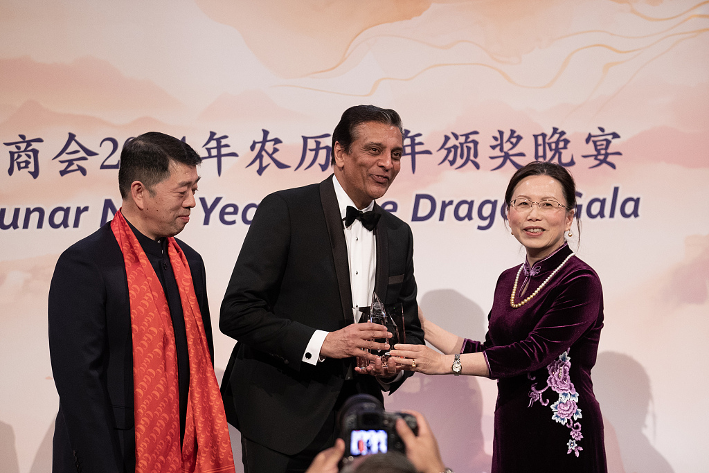 Raj Subramaniam (C), President and CEO of FedEx, receives an award from Xu Xueyuan (R), a minister at the Chinese Embassy in the United States during a gala in New York, U.S., on January 18, 2024. /CFP